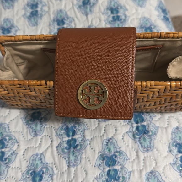 Perfect condition Pre-Loved Tory-Burch clutch - Picture 3 of 8